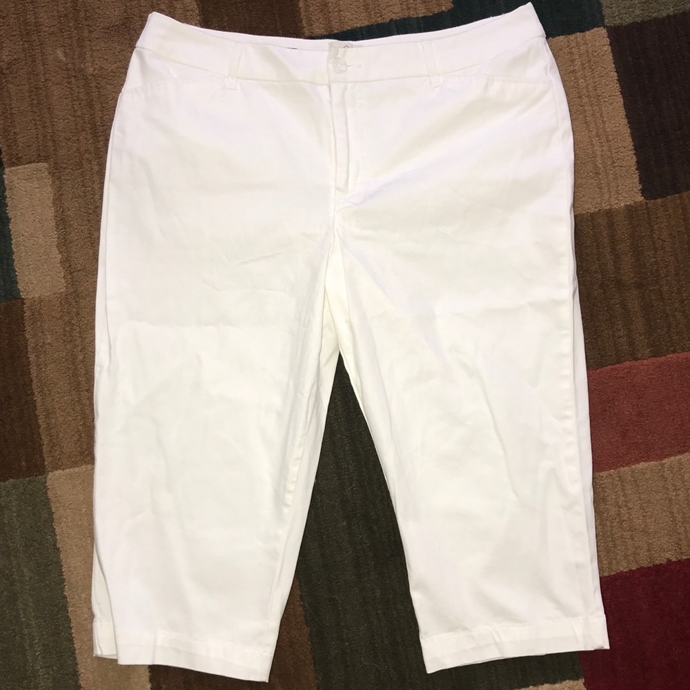 St Johns Bay Capris Size 16